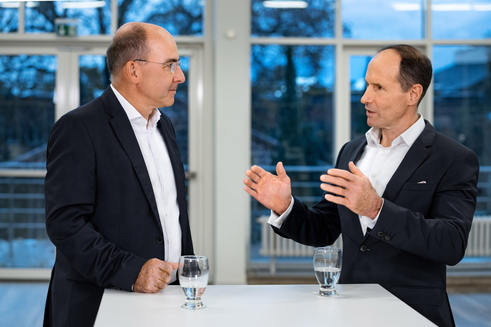 Ralf Kannefass (l.) und Dr. Stephan Timmermann besprechen die weiteren Schritte, um das KSB-Wachstum zu forcieren.